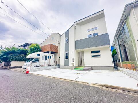 前面道路は約4.5mの広さ。閑静な住宅地に位置し、静かな暮らしを守ってくれます。室内(2026年6月)撮影
