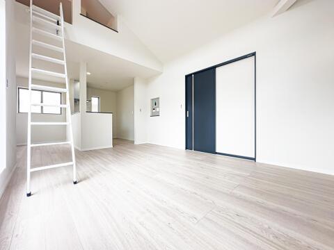 リビングを2階に配置することで、外からの視線を気にせずにご家族の団欒が楽しめます。水回りが2階に集まっている点も◎約2.8帖のロフトをご用意しております。室内(2026年6月)撮影