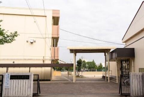 調布市立第三中学校まで約647m