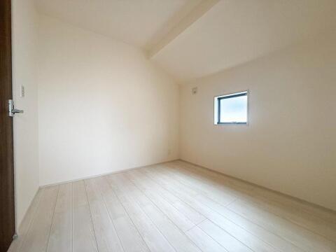 明るい日差しが差し込む、自由な空間。お子様の成長に合わせて子供部屋にしたり、書斎や趣味の部屋にしたりと、家族の夢が広がる一室です。