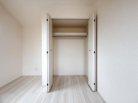 広々としたクローゼットは、家族の衣類や荷物をすっきり収納できる実用性の高い空間です。ハンガーパイプと棚で整理整頓もスムーズ、明るい内装で毎日気持ちよく使えます。