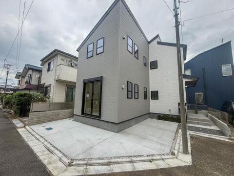 洗練されたデザインの住まいが、落ち着いた住宅街に佇みます。駐車スペースは家族の車を停めるだけでなく、来客時にも便利で、快適な毎日をサポートします。