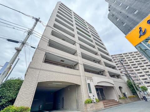 堂々とした佇まいのマンション外観は、都市の景観に美しく調和します。利便性の高い立地で、家族の笑顔が溢れる暮らしを育みます。