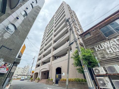 都会の洗練された暮らしを叶える、スタイリッシュな外観のマンションです。周辺の街並みに溶け込みながらも存在感を放ち、ご家族の快適な毎日を支えます。