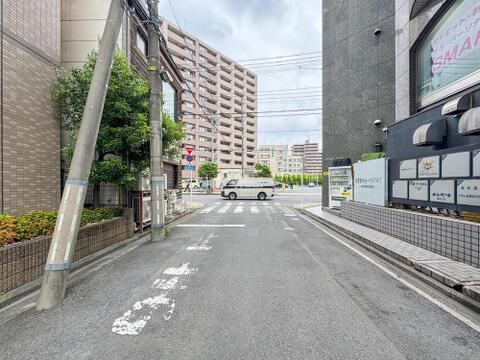 広々とした道路と歩道が整備された現地周辺。ベビーカーでの移動もスムーズで、お子様との毎日のお散歩が楽しみになりますね。