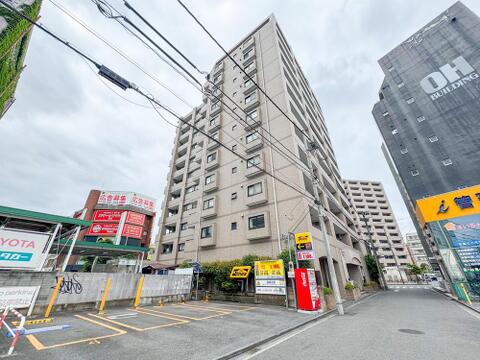 広々とした空の下、洗練された外観のマンション。周辺には便利な施設が点在し、家族の暮らしを豊かに彩る快適なロケーションです。