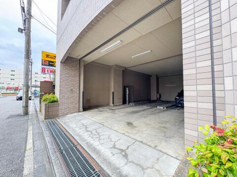 雨の日も荷物の多い日も安心の屋内駐車場。お子様との外出もスムーズで、家族のカーライフを快適にサポートします。