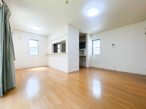 無駄な凹凸を抑えたスッキリとした四角い形状で、家具の配置が自由に楽しめる開放的なリビングスペース。対面式キッチンから部屋全体を見渡せるため、お料理中も家族とのコミュニケーションが自然と弾みます。