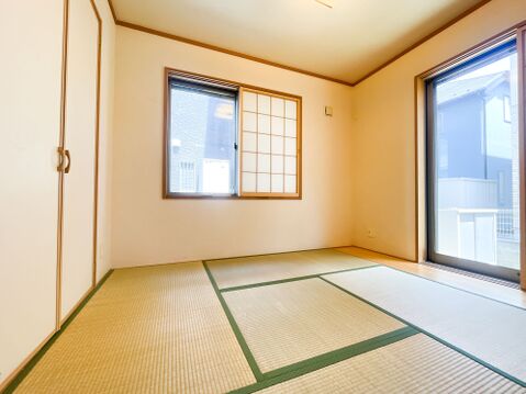 リビングダイニングに隣接し、引き戸を開放すれば一体感のある広々空間として使える和室。イ草の香りが心地よく、お昼寝スペースや来客時の客間、お子様の遊び場など、ライフスタイルに合わせてマルチに大活躍します