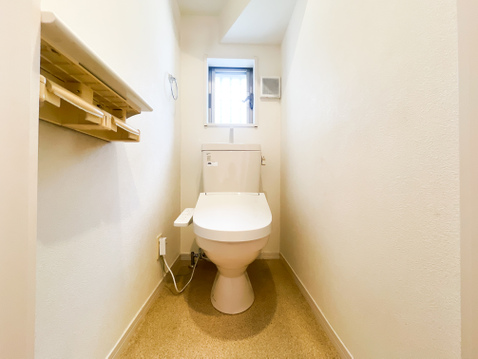白を基調とした清潔感あふれるクリーンなトイレ空間。毎日を衛生的に過ごせる温水洗浄便座仕様になっており、トイレットペーパーのストックや掃除用具を人目を気にせずスッキリ隠して収納できる便利な吊戸棚付きです