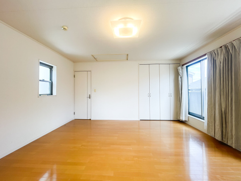 広々の空間は、寝室としてはもちろん、大型プロジェクターを置いたシアタールームや贅沢な書斎などマルチに活用可能。壁一面に大型クローゼットも完備しており、ライフスタイルに合わせたお好みのレイアウトできます