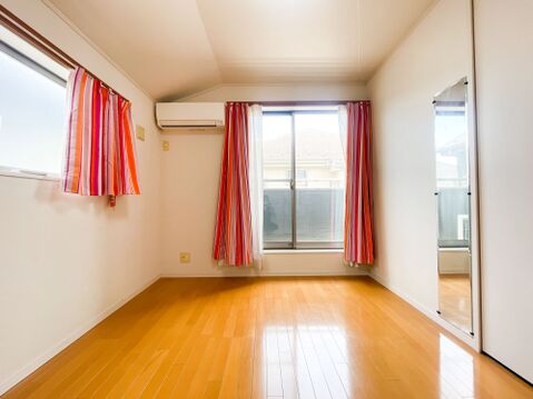2面採光で優しい自然光がたっぷり差し込む、明るく元気な印象の子供部屋。クローゼットの扉には大型の姿見鏡が付いており、お出かけ前の身だしなみチェックに便利。家具も配置しやすい使い勝手の良い居室です。