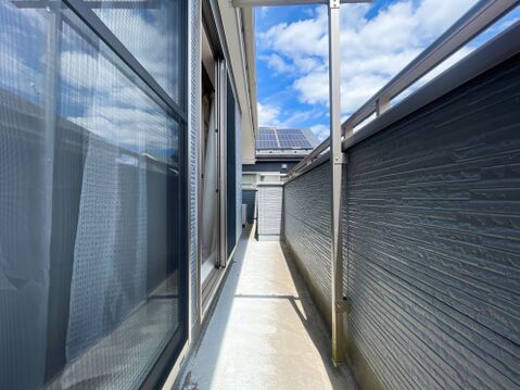 美しい青空と心地よい陽光を贅沢に感じられる、日当たり抜群のバルコニー。手すり壁にはスタイリッシュなグレー調のサイディングが施され、外部からの視線を程よく遮りながらプライバシーに配慮した設計です。