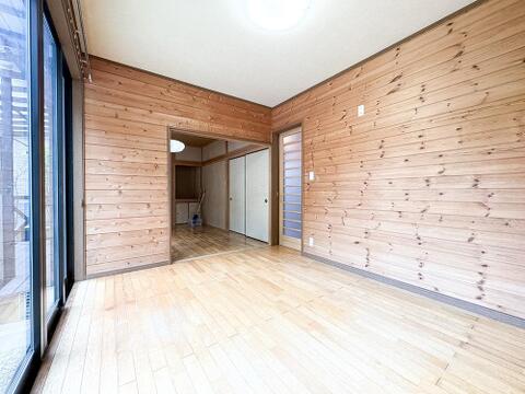 LDKのメインとなる大きな窓。大きめの開口部から暖かい日差しが長い時間射し込みます。天気の良い日は是非窓を開けて風通しの良さもご体感下さい。明るいLDKがご家族団欒の時を包みます。