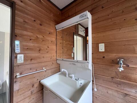 脱衣所に完備された三面鏡の洗面化粧台。朝の身支度や入浴前後に全身を確認することができる為、ストレスなく快適に使用できます。
