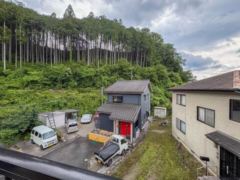 ここから見渡すと澄み渡る青い空に、心地よい風と暖かい日差しが駆け巡ります。