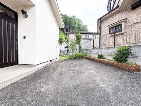 玄関の目の前なので、雨の日の荷物の出し入れや、ご家族の乗り降りも大変便利なカースペースとなっております。