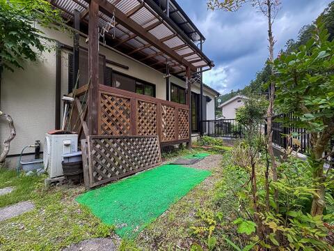 美しい山々の眺望と家庭菜園が楽しめる、屋根付きウッドデッキのあるお庭。駅徒歩1分の好立地でありながら、豊かな自然を身近に感じられる贅沢なプライベート空間です。