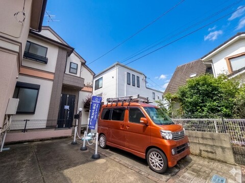 使われてきた年月を感じさせる落ち着いた佇まいが、長く住み続けられてきた住まいならではの安心感を伝えます。