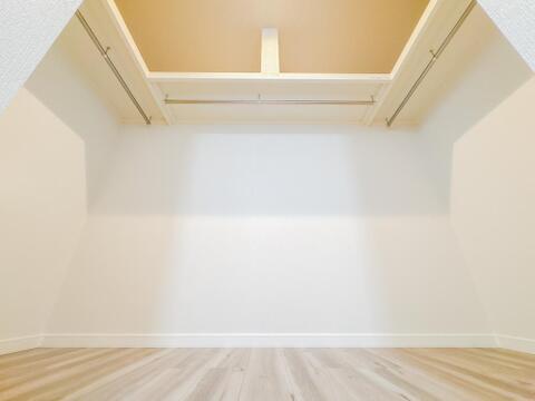 ウォークインクローゼットを完備。お子様のおもちゃやゴルフバックなど、大きなお荷物をお持ちの方や、季節物の家電製品やキャリーバック、お荷物が多い方でも安心のスペースです。