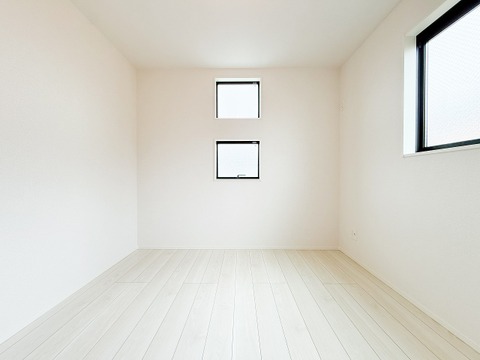 ゆとりある広さの居室は、家具の配置がしやすく使い勝手の良い空間です。採光も良好で、生活スタイルに合わせて自由にレイアウトできます。