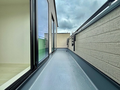 ゆとりある広さのバルコニーは、洗濯物がたっぷり干せるうれしい設備です。屋外の空気を感じながらくつろげるスペースとしても活用でき、生活の幅が広がります。