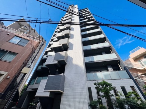 ナチュラルカラーを基調とした優しい雰囲気の外観。木質感を取り入れた温もりある外壁デザインが、家族が帰ってくる場所にふさわしい温かみを丁寧に演出します。