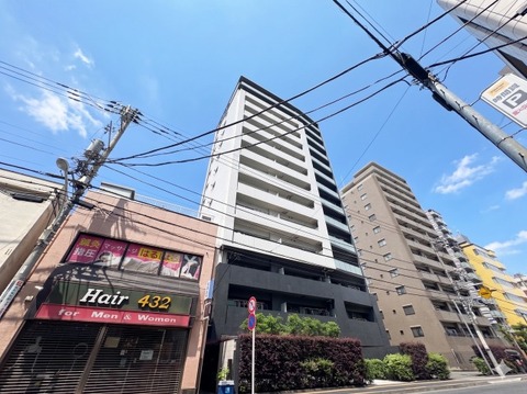 周辺環境の利便性と、洗練された住環境を両立したハイグレードマンションです。都会的なモダンデザインの外観が、住まう方のステータスを満たします。日々の通勤・通学だけでなくお買い物にも便利な好立地。