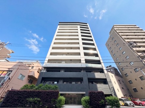 青空に映えるスタイリッシュな外観が目を引く分譲賃貸マンション。洗練されたモダンなデザインと、緑に囲まれた重厚感のあるエントランスが上質な日常を演出します。心安らぐ邸宅で新しい暮らしを。