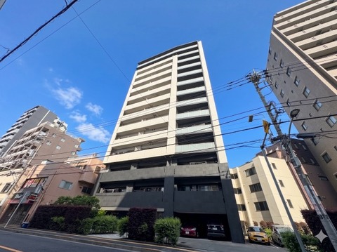 黒を基調とした重厚感のある低層部と、シャープな上層部が調和したモダンな佇まい。まるでホテルのような気品と落ち着きを兼ね備えた意匠が、日々の暮らしに特別なステータスと深い安らぎをもたらします。