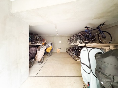 駐輪スペースを備えたマンション。日常の移動手段として自転車をいつでも活用しやすい便利な環境です。2台所有など駐輪に関するご要望があれば管理会社へ確認をさせていただきます。