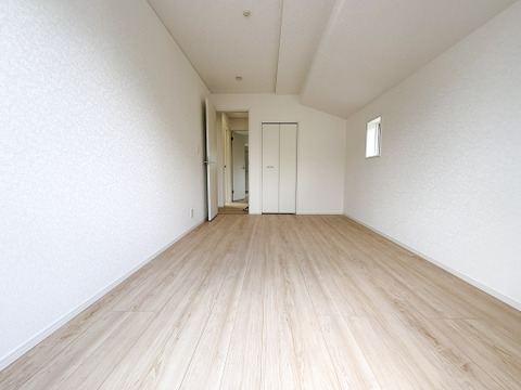 小窓があり、閉塞感のない落ち着いた明るさです。
