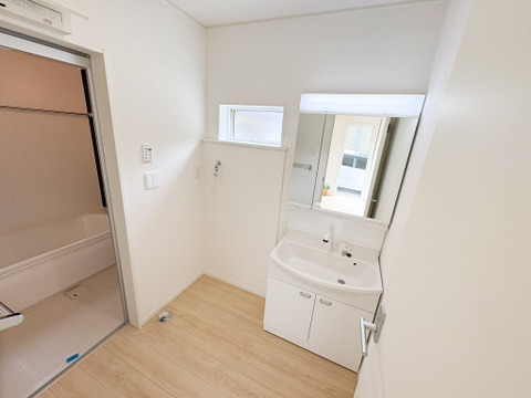脱衣所は洗濯等もストレスなくできる広さがあります。