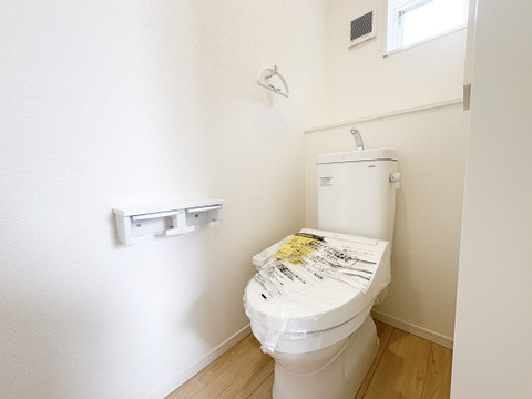 玄関を入ってすぐにトイレがあります。生活空間を通らずにアクセスできるため、お客様もご案内しやすいです。