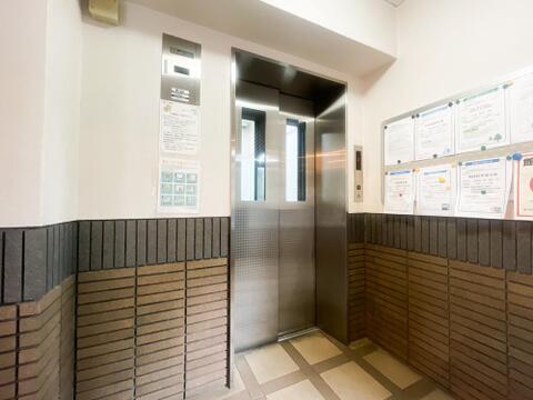 重い荷物がある日やベビーカーでの移動もスムーズで快適な、館内エレベーター。乗り口の横には最新のお知らせが掲示できるボードが配され、防犯カメラなどの安全設備もしっかりと備わった安心の設計です。