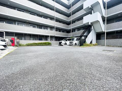 大切な愛車を雨風や直射日光から守りやすい、建物下のピロティタイプを中心とした敷地内駐車場。前面の車路やアプローチスペースにゆとりがあるため、毎日の入出庫や重い荷物の積み下ろしもスムーズで快適です。