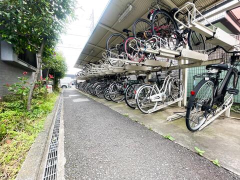 建物下のスペースを利用した、雨に濡れにくい安心の敷地内駐輪場。大切な自転車を綺麗に保管できるだけでなく、目の前には豊かな植栽の緑が広がり、明るく開放的で風通しの良いクリーンな空間が保たれています。