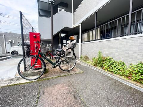 建物下に完備された、出し入れのしやすいラック式(上段)とフラットな駐車スペース。隣接してバイク置き場も設けられており、大切な愛車を雨や直射日光から守りながら綺麗に保管できる、安心で機能的な設備です。