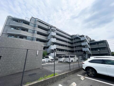 都会的でスタイリッシュなグレーのタイル貼りが映える、堂々とした外観。建物下のピロティ部分が広々とした駐輪場になっており、雨に濡れずにアクセスできる家事動線の良さと、明るくクリーンな管理体制が魅力です。
