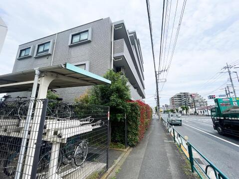 重厚感のあるグレーのタイル貼りが青空に美しく映える「リーベスト青梅新町」の佇まい。南面は大きな掃き出し窓が並び、前面を遮る高い建物がないため、上層階は特に抜群の陽当たりと開放感が期待できます。