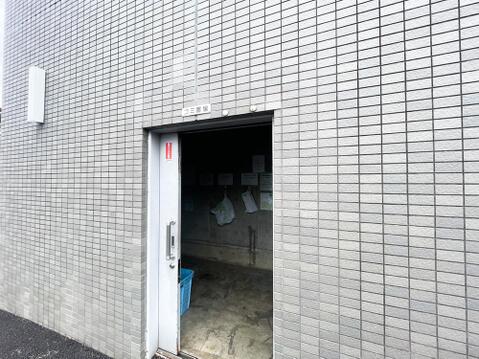 頑丈な扉付きで、外部からの視線やカラスなどの被害をしっかり防ぐ敷地内専用のごみ置き場。鍵付きでセキュリティ面も安心。管理体制が良く、クリーンで衛生的な状態が美しく保たれています。