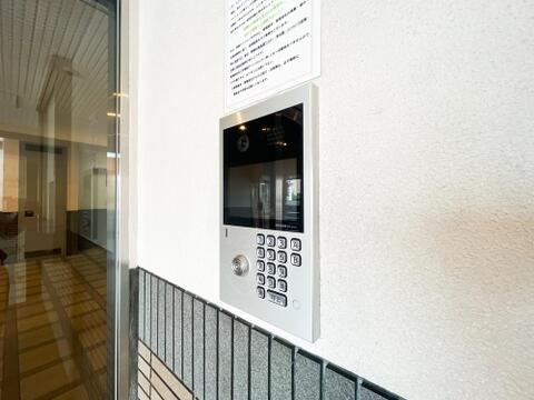 エントランスには、住戸内からTVモニターで来客の顔を確認して解錠できる安心のオートロックシステムを完備。不審者の侵入や不要なセールスをシャットアウトし、プライバシーと確かな安心をお届けします。