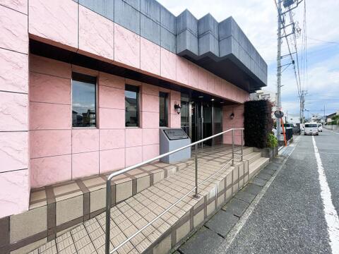 ベビーカーや車椅子の移動、重い荷物の持ち運びにも優しい、緩やかなスロープ(手すり付き)を完備したバリアフリー設計のアプローチ。美しく整えられた植栽の緑が、住まう方を優しくクリーンに出迎えます。