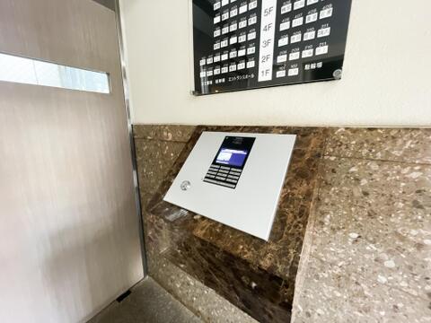 大理石調の壁面にスマートに組み込まれた、安心のオートロックシステム。住戸内から来訪者の顔をしっかり確認して解錠できるため、不要なセールスや不審者の侵入を防ぎ、確かな安全をお届けします。