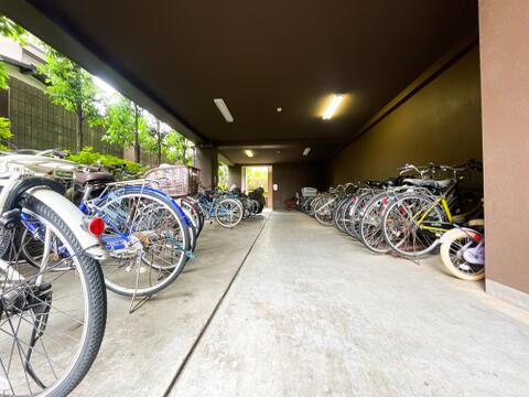 雨の日でも濡れずに自転車を出し入れできる、建物下の広々とした敷地内駐輪場。明るい照明が設置されており、風通しも良くクリーンな環境に保たれているため、大切な自転車を傷みにくく綺麗に保管できます。