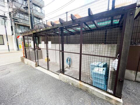 不審者の侵入やカラスなどの被害を防ぎ、外部からの視線もしっかり遮るフェンス扉付きの敷地内専用ゴミ置き場。分別用のコンテナもスッキリと整理されており、管理状態が良くいつでもクリーンに保たれています。