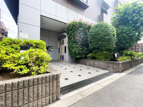 綺麗に整えられた豊かな植栽の緑が、住まう人やゲストを清々しく迎えるエントランスアプローチ。足元にはモノトーン柄の上品なタイルが敷き詰められ、プライベート感を高めるホテルライクな顔となっています。