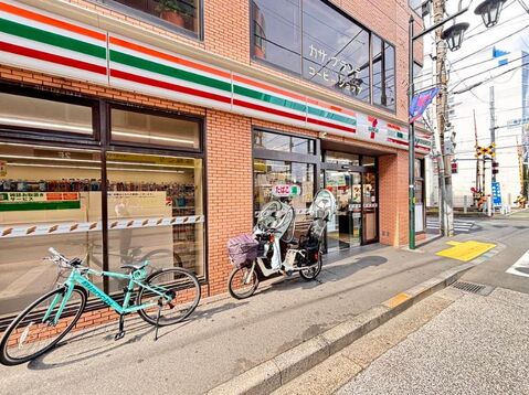 セブンイレブン小平一橋学園駅前店122m