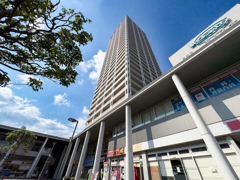 青空に美しく映えるスタイリッシュな佇まい。多彩な店舗が身近に揃う、賑わいと利便性が自慢の好立地。