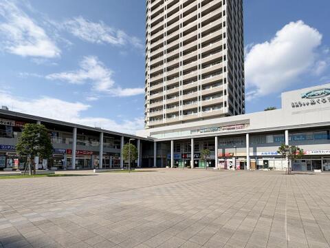 開放的な駅前ロータリーに隣接。1階には多彩な専門店やクリニックが集う、利便性抜群の好立地。